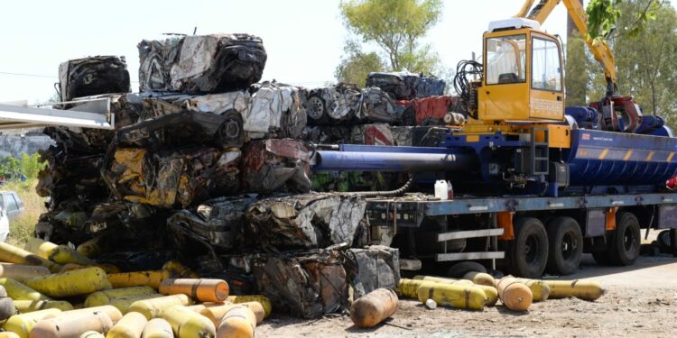 Compactarán más de 3.500 autos abandonados, destinados a la economía circular