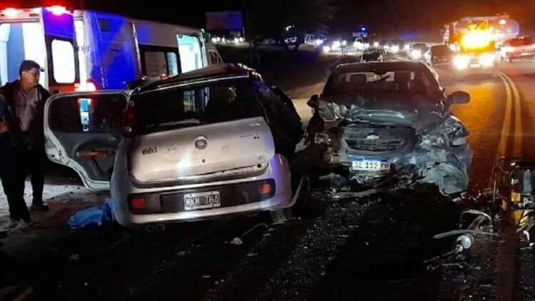 Cuatro hombres murieron y una mujer perdió su embarazo tras un choque en la ruta 5