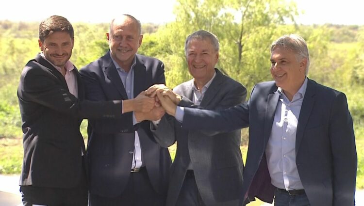 Schiaretti y Perotti firmaron el contrato del acueducto que traerá agua del Paraná hasta Córdoba