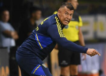 Almirón, en el centro de la escena