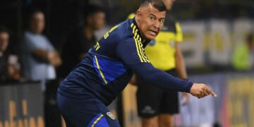 Almirón, en el centro de la escena