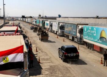 Más camiones con ayuda humanitaria ingresan a Gaza en medio de bombardeos israelíes