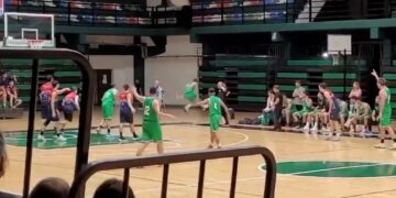 Evitó que la pelota se fuera de la cancha y convirtió el triple más increíble de la historia del básquet