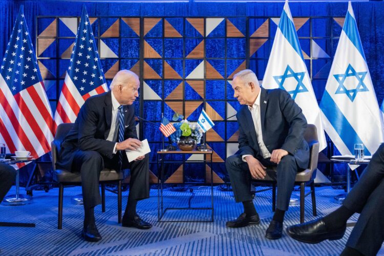El presidente Biden junto a Netanyahu, ayer durante su visita a Tel Aviv.