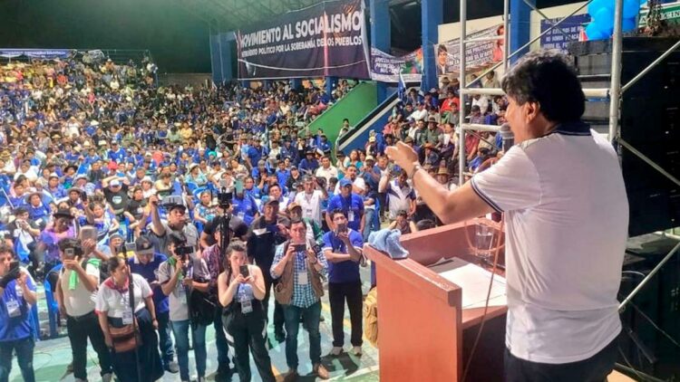El MAS nombró candidato a Morales y expulsó a Arce