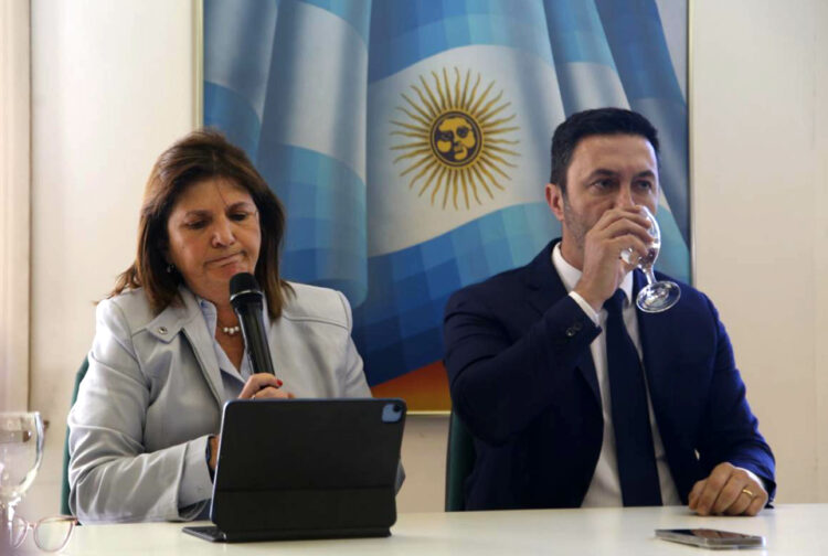 NOTICIAS ARGENTINAS BAIRES  
OCTUBRE 25: Patricia Bullrich 
junto a Luis Petri durante la 
conferencia de prensa que 
ofrecen este mediodía.
Foto NA: DAMIAN DOPACIO