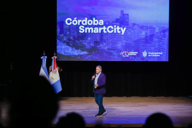 El intendente Martín Llaryora presidió el acto en el Teatro Comedia.