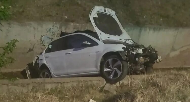 En avenida Circunvalación, un vehículo cayó al canal del desagüe.