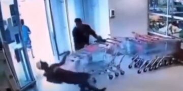 Un empleado noqueó con una botella de gaseosa a un ladrón mientras se preparaba para la fuga