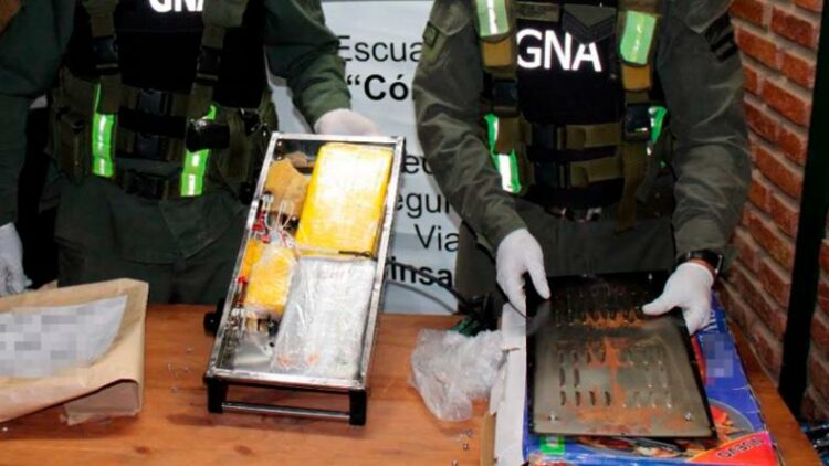 Descubren más de 35 kilos de cocaína escondidos en parlantes, un anafe y mantas