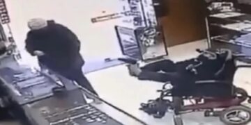 Un hombre sin brazos intentó asaltar una joyería con una pistola en sus pies