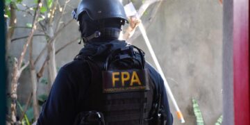 Una mujer y su hijo adolescente, detenidos por vender drogas a una cuadra de una escuela