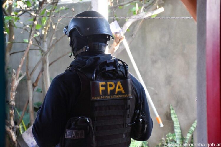 Una mujer y su hijo adolescente, detenidos por vender drogas a una cuadra de una escuela