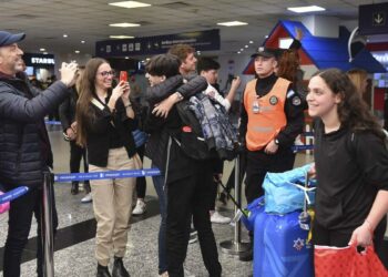 Regresaron a Argentina 54 de los 200 alumnos secundarios varados por la guerra en Israel