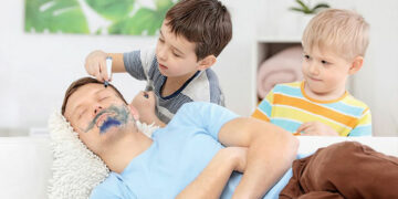 No juegues tanto con papá porque está un poco roto