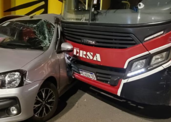 Un colectivo y un auto protagonizaron un impactante choque frente al Aeropuerto