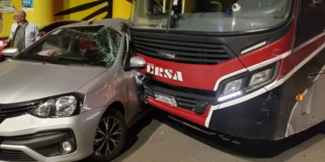 Un colectivo y un auto protagonizaron un impactante choque frente al Aeropuerto