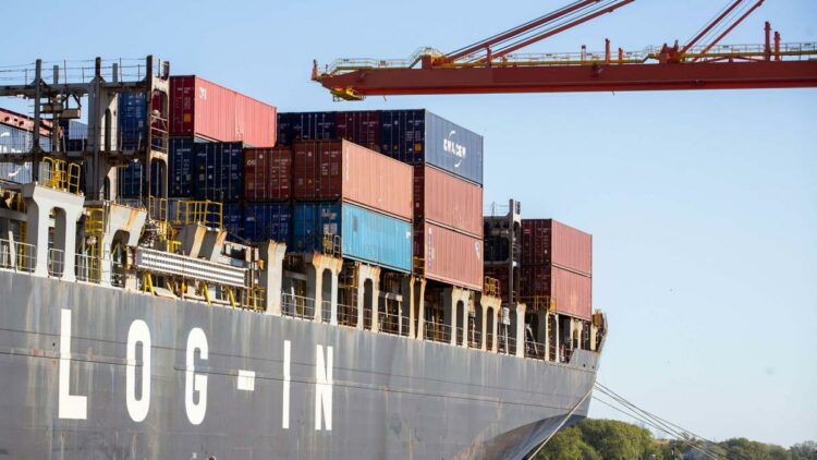 Las importaciones están frenadas por la escasez de dólares.