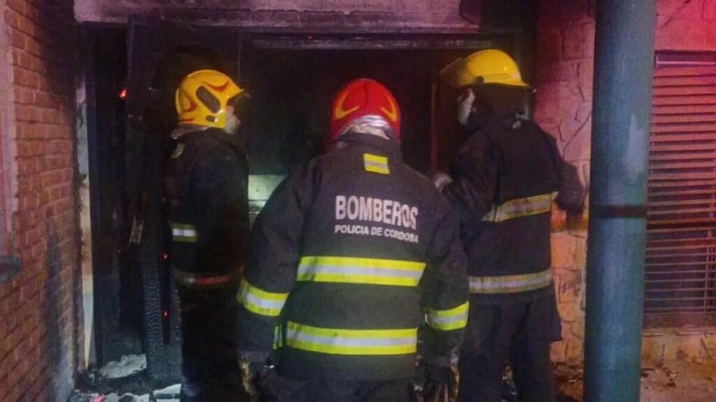 Tras robarle a una mujer, los vecinos le prendieron fuego su casa como represalia