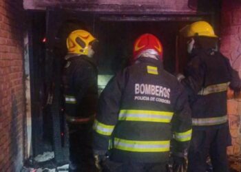 Tras robarle a una mujer, los vecinos le prendieron fuego su casa como represalia