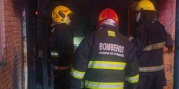 Tras robarle a una mujer, los vecinos le prendieron fuego su casa como represalia