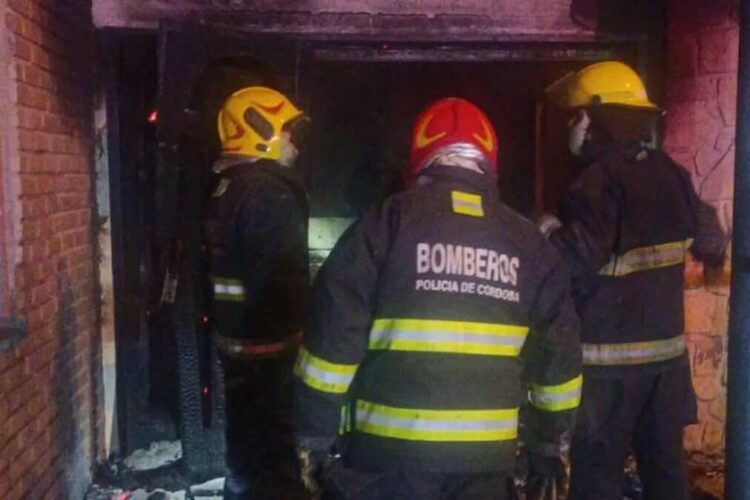 Tras robarle a una mujer, los vecinos le prendieron fuego su casa como represalia