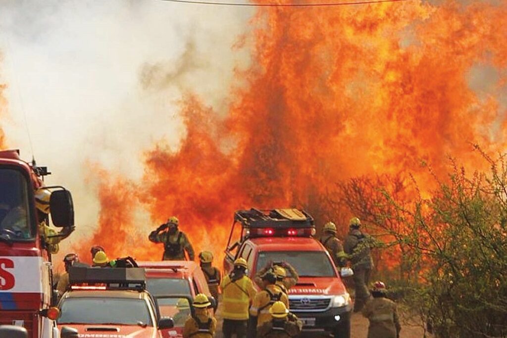 Angustiante lucha contra los incendios forestales y el viento en el valle de Punilla