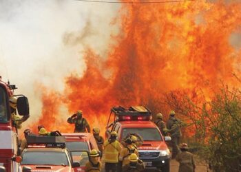 Angustiante lucha contra los incendios forestales y el viento en el valle de Punilla