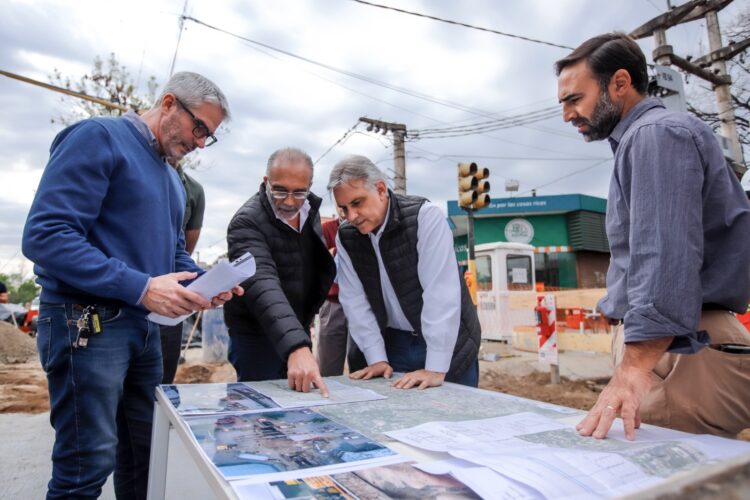 Llaryora se reincorporó y supervisó dos avances de obras