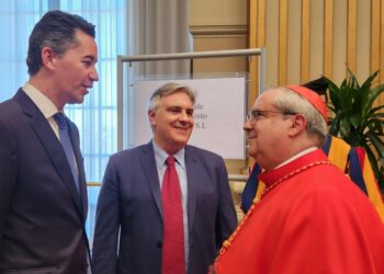 Llaryora se reunió con el Papa y lo invitó a visitar la ciudad
