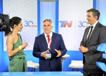 Llaryora cuestionó a Milei por su “visión totalmente unitaria”