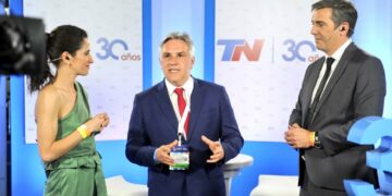 Llaryora cuestionó a Milei por su “visión totalmente unitaria”