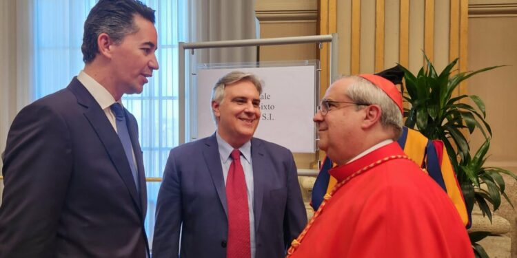 De visita en el Vaticano, el Vicegobernador y el Intendente felicitaron a Rossi por su nombramiento como cardenal.