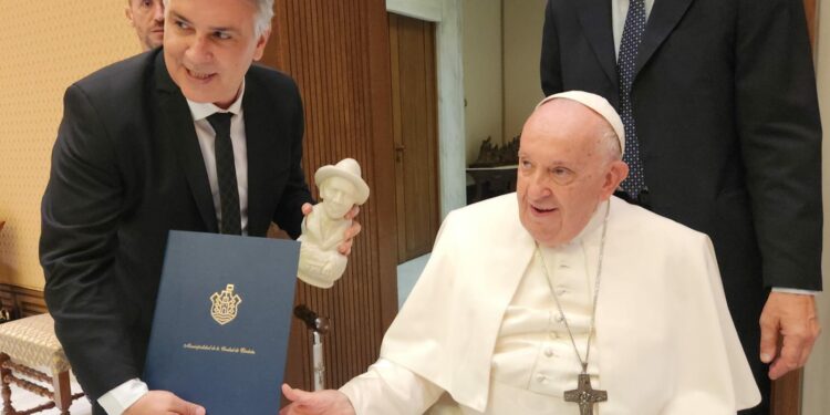 Llaryora se reunió con el Papa y lo invitó a visitar la ciudad