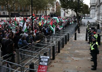 Piden un alto el fuego con masivas manifestaciones