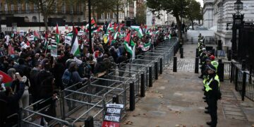 Piden un alto el fuego con masivas manifestaciones