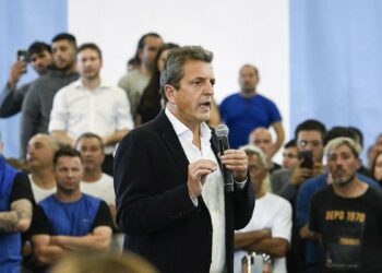 Massa propuso un «nuevo pacto federal» y llamó a votar con la «bandera»