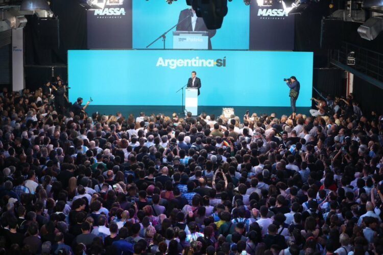 En todo un gesto hacia el país, Massa se presentó en absoluta soledad en el escenario de los festejos oficiales.