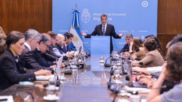 El ministro y candidato presidencial habló ayer ante los medios extranjeros.