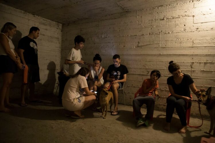 Varias personas, el sábado pasado, en el interior de un refugio en Tel Aviv.