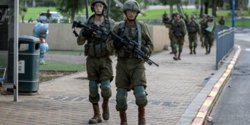 El ejército israelí dice estar «preparado» para lanzar una «maniobra terrestre» en Gaza