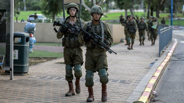 El ejército israelí dice estar "preparado" para lanzar una "maniobra terrestre" en Gaza