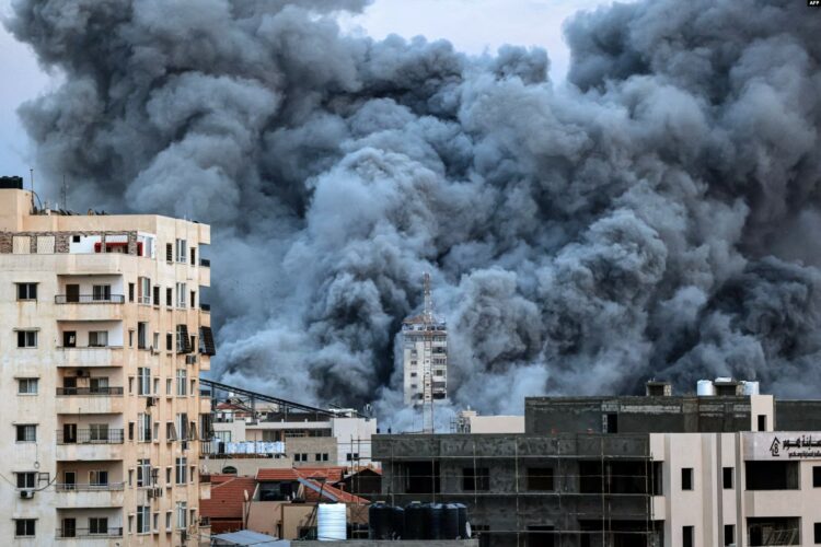 Una columna de humo se elevaba sobre edificios atacados por Hamás.