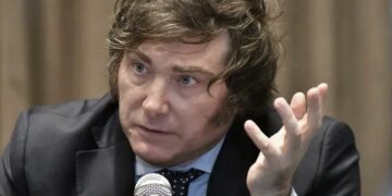 Milei quedó en el centro de la tormenta por el salto cambiario