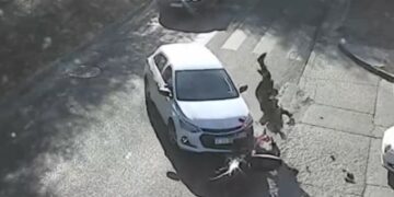 Una motociclista chocó de frente con un auto y salió despedida de su vehículo