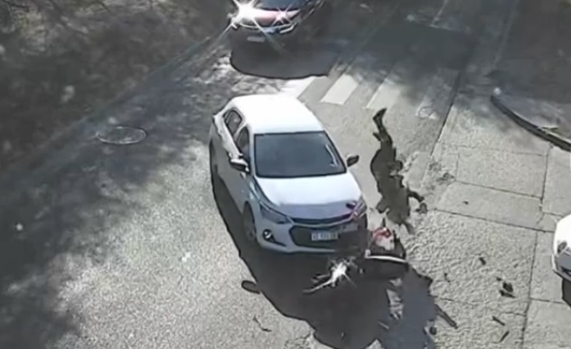 Una Motociclista Chocó De Frente Con Un Auto Y Salió Despedida De Su