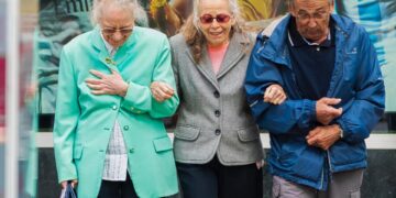 Volvió a su casa de la infancia y encontró a sus padres manteniendo una relación poliamorosa