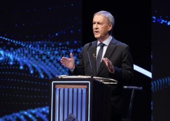 Llaryora elogió la performance de Schiaretti durante el debate