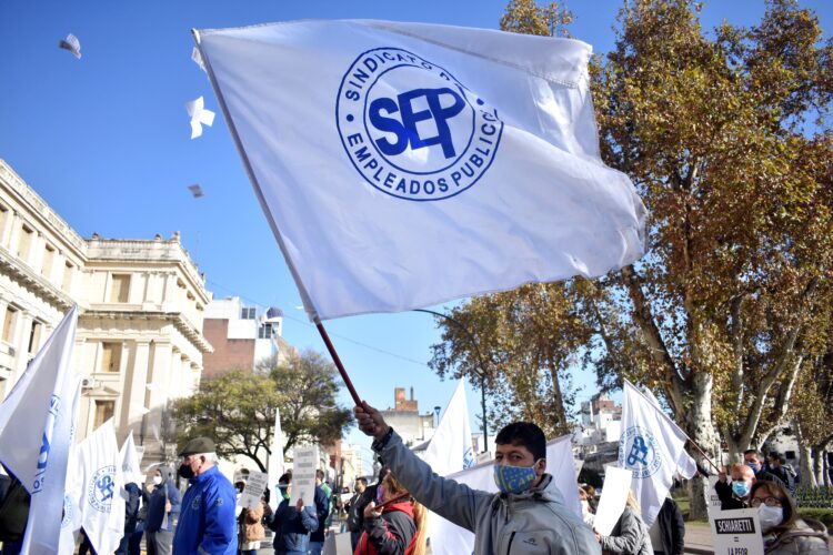 Aumentos a estatales: ofrecerán sumas atadas a la recaudación