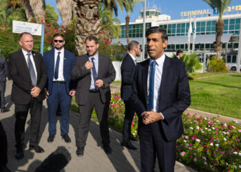 Sunak recorrió Tel Aviv y manifestó su solidaridad